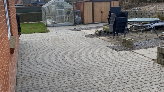 Rensning af fliser udendørs