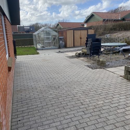 Rensning af fliser udendørs