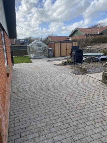 Rensning af fliser udendørs