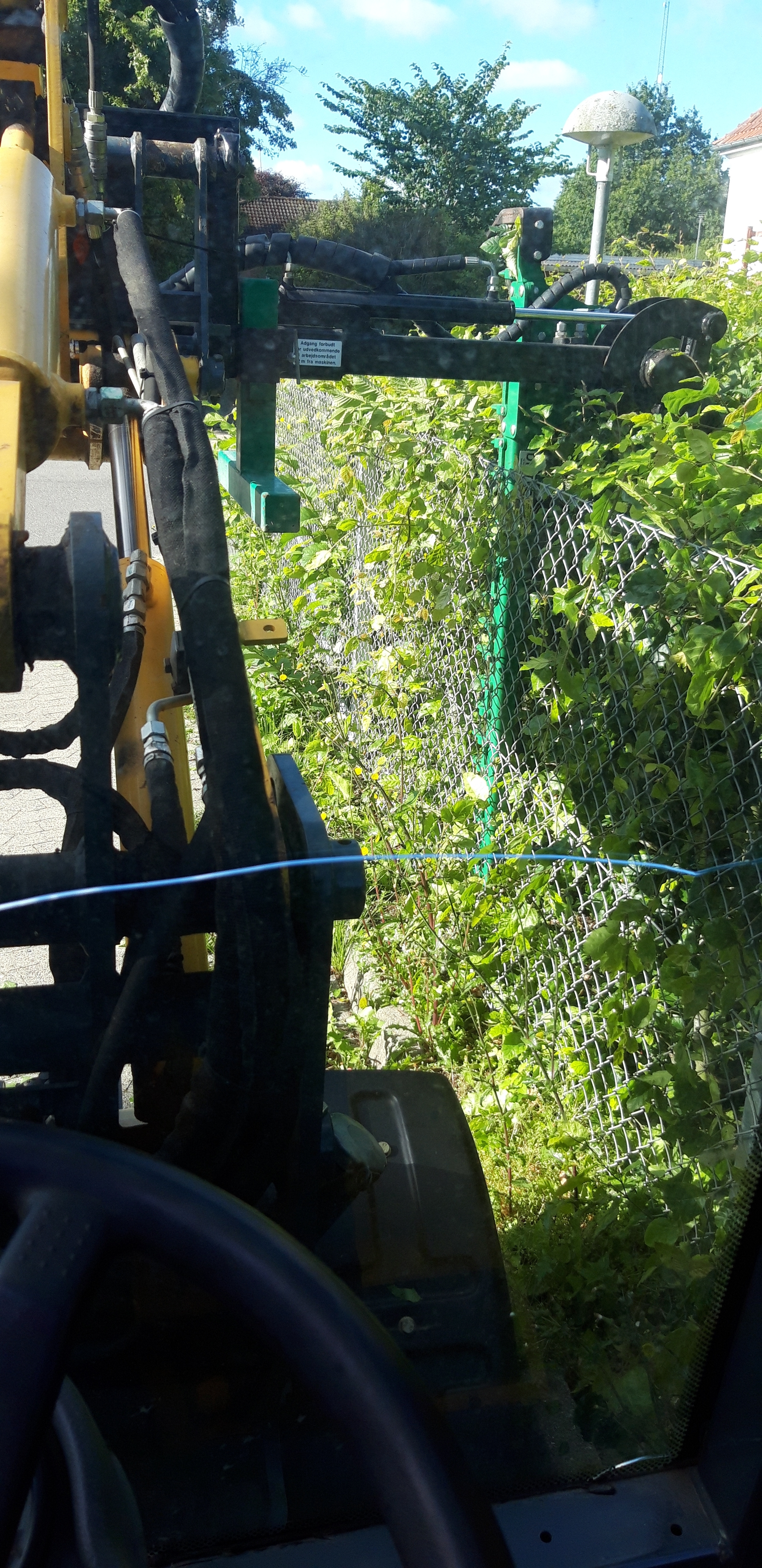 Klipning af hæk institution med maskine